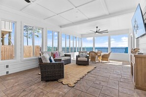 Smart-tv, pejs, bordfodbold, bordtennisbord