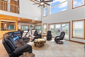 智能電視、壁爐、足球機、乒乓球設施