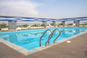 Outdoor pool - Bravia Residence by RoyalRest (Accra)