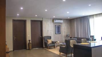 Luksushuoneisto, parveke, kaupunkinäköala | Työpöytä, kannettavalle tietokoneelle sopiva työtila, ilmainen Wi-Fi