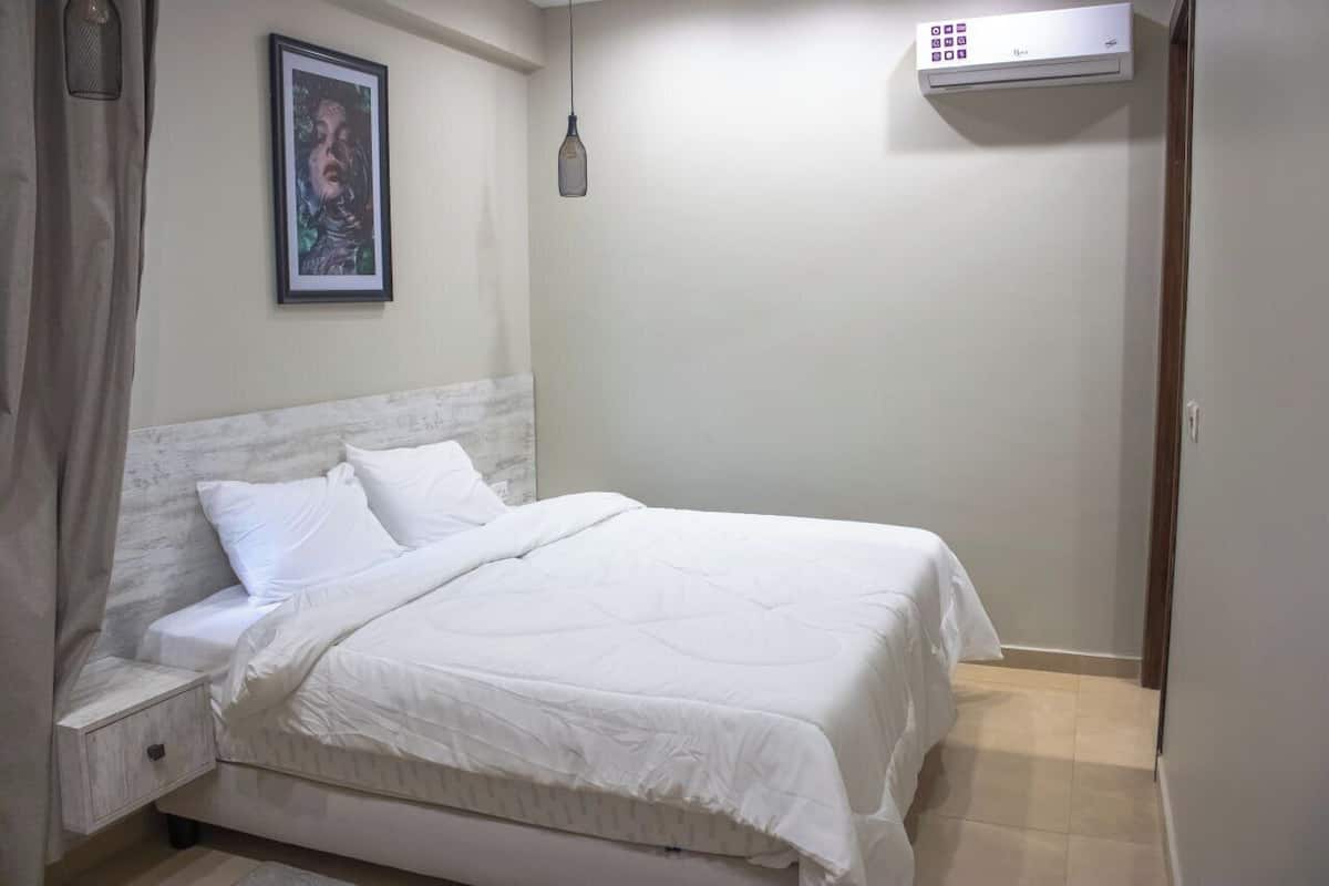 Luxury Condo, Balcony, City View | Extra beds