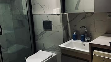 Bruser, hårtørrer, håndklæder, Sæbe