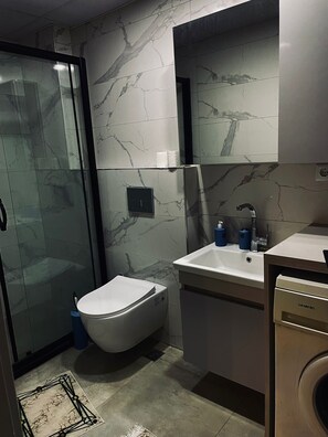 Bruser, hårtørrer, håndklæder, Sæbe