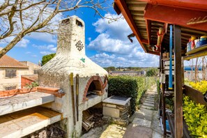 Property grounds - Le Jardin de Benjamin: Comfortable Apartment with Pool (Montagnac)