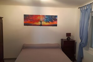 Iron/ironing board, WiFi, bed sheets - Villa 'Charming Holiday Rental' with Shared Pool, Wi-Fi, and Air Conditioning (Montagnac)