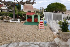 Children’s area - Villa 'Charming Holiday Rental' with Shared Pool, Wi-Fi, and Air Conditioning (Montagnac)