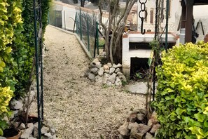 Property grounds - Villa 'Charming Holiday Rental' with Shared Pool, Wi-Fi, and Air Conditioning (Montagnac)