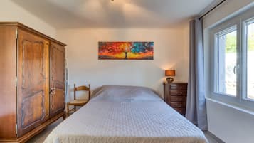 Tabla de planchar con plancha, wifi y ropa de cama