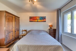Iron/ironing board, WiFi, bed sheets - Le Jardin de Benjamin: Comfortable Apartment with Pool (Montagnac)
