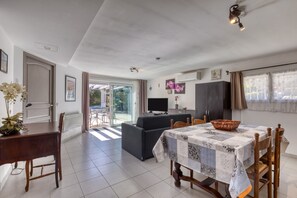 Interior - Le Jardin de Benjamin: Comfortable Apartment with Pool (Montagnac)