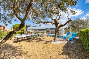 Outdoor dining - Le Jardin de Benjamin: Comfortable Apartment with Pool (Montagnac)
