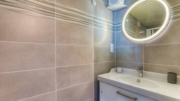 Bruser, hårtørrer, håndklæder