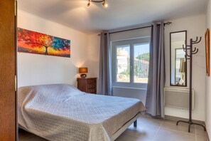 Iron/ironing board, WiFi, bed sheets