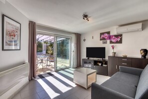 Living area - Le Jardin de Benjamin: Comfortable Apartment with Pool (Montagnac)