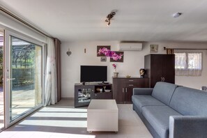 Living area - Le Jardin de Benjamin: Comfortable Apartment with Pool (Montagnac)
