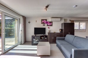 Living area - Le Jardin de Benjamin: Comfortable Apartment with Pool (Montagnac)