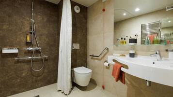 Comfort Apartment | Bathroom | Shower, free toiletries, hair dryer, towels