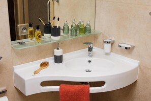 Dusche, kostenlose Toilettenartikel, Haartrockner, Handtücher