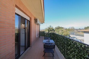 Outdoor dining - Well connected with city center, civitavecchia port and fiumicino airport (La Massimina-Casal Lumbroso)