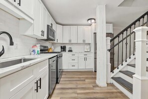 Réfrigérateur, four à micro-ondes, un four, surface de cuisson