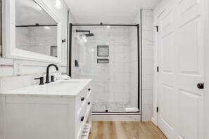 Douche, séchoir à cheveux, serviettes fournies
