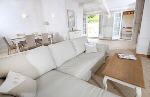 TV - Le Mas aux Trois Fontaines L'Oustal Gite Adult Only (Nyons)