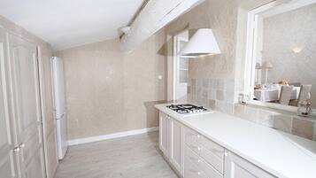 Micro-ondes, four, plaque de cuisson, lave-vaisselle