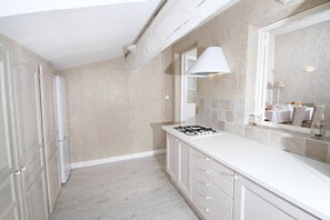 Microwave, oven, stovetop, dishwasher - Le Mas aux Trois Fontaines L'Oustal Gite Adult Only (Nyons)