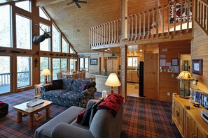 Smart TV, DVD player, books - Loon Song on Lost Land Lake | Access to Teal Lake | Trophy Musky Fishing (Hayward)