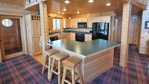 Private kitchen - Loon Song on Lost Land Lake | Access to Teal Lake | Trophy Musky Fishing (Hayward)