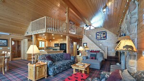 Living area - Loon Song on Lost Land Lake | Access to Teal Lake | Trophy Musky Fishing (Hayward)