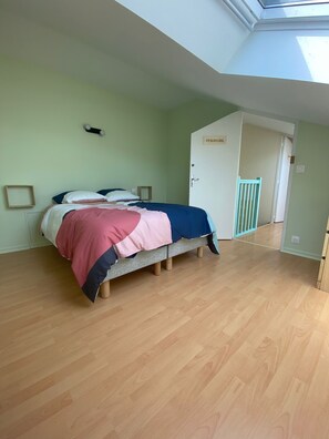 Fer et planche à repasser, accès Internet, draps fournis