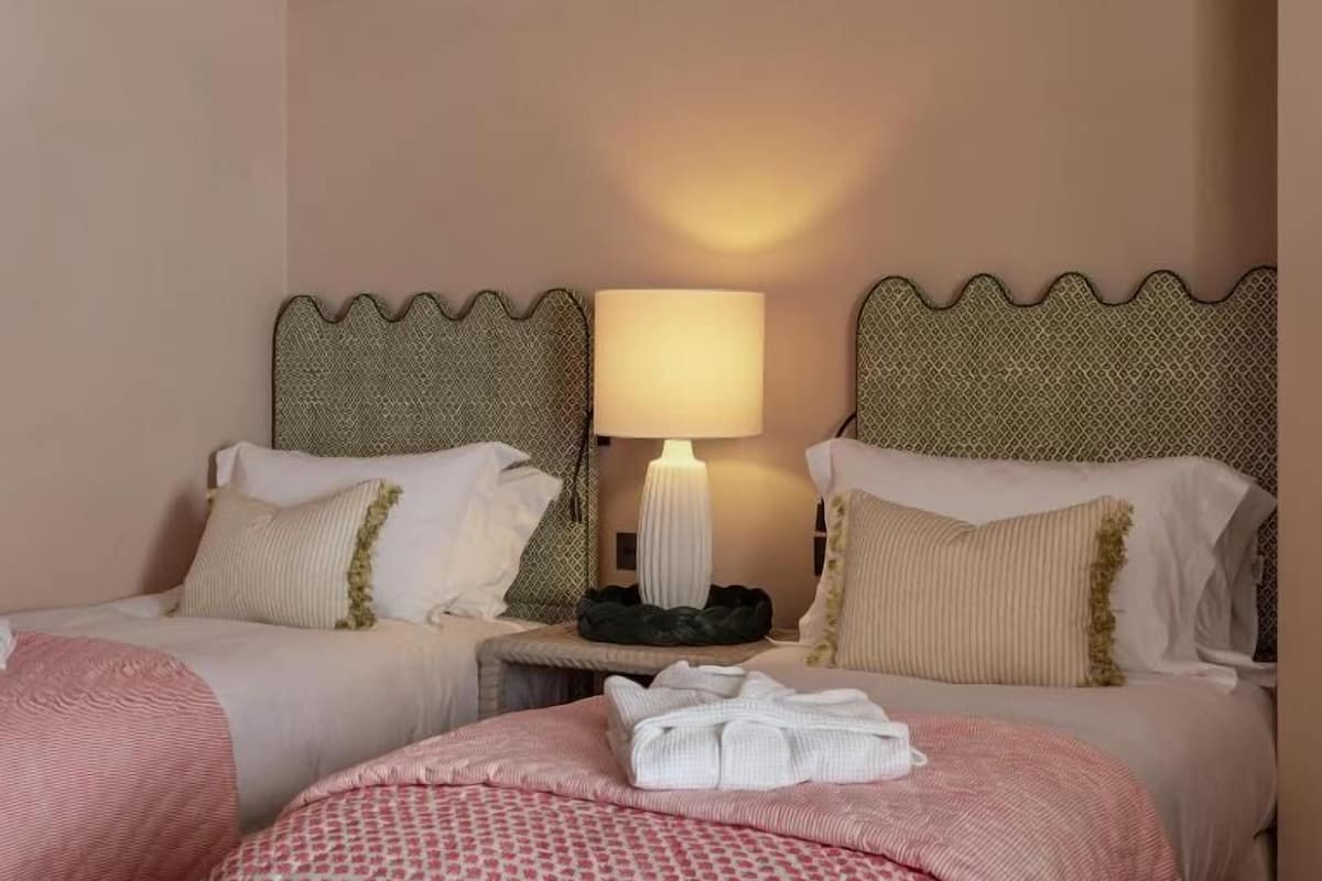 Coffres-forts dans les chambres, fer et planche à repasser