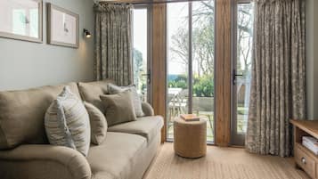 Stuga Superior - uteplats - havsutsikt | Vardagsrum | Ett bordtennisbord och böcker