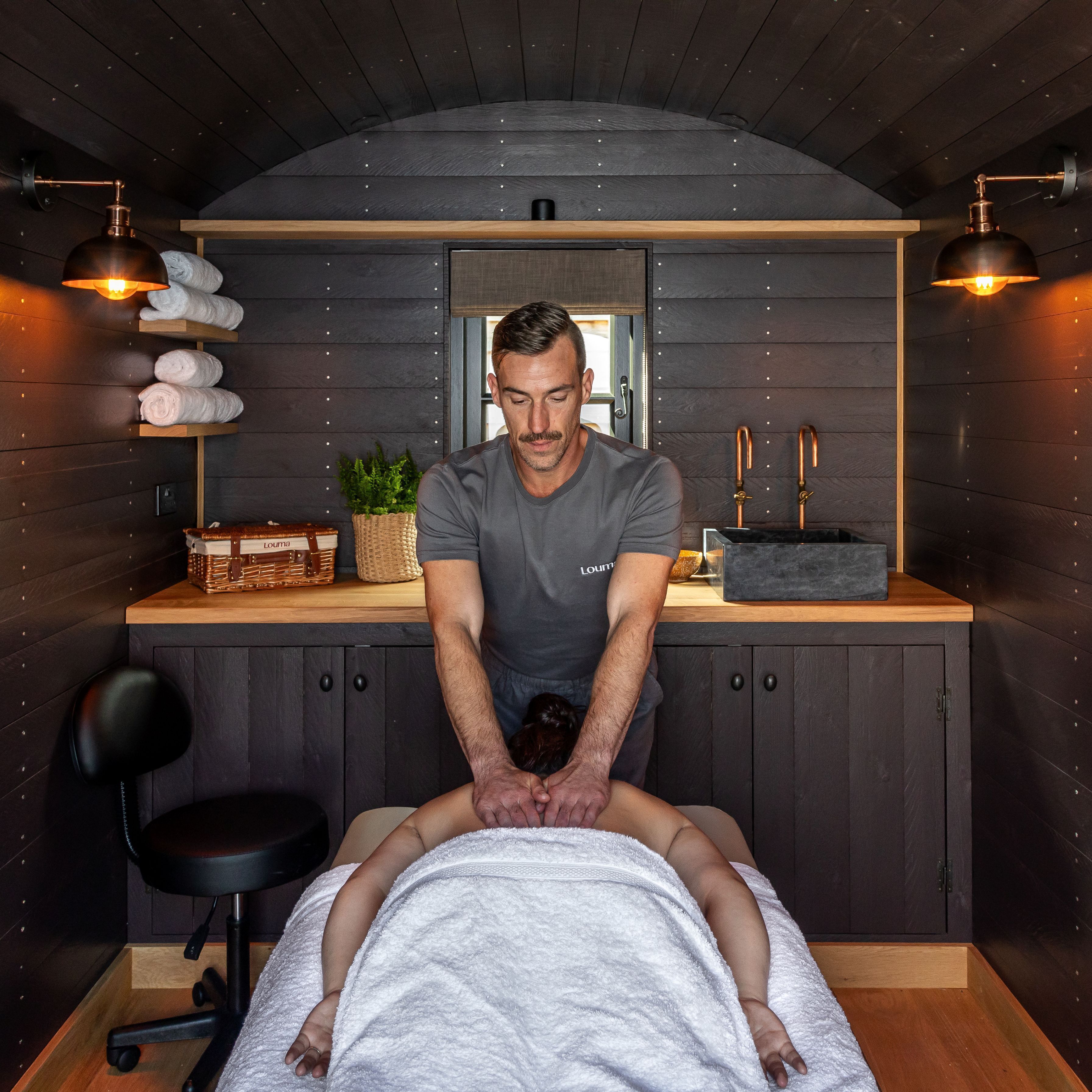 전신 트리트먼트, 스웨덴식 마사지, 스포츠 마사지, 페이셜 트리트먼트, 2 개의 트리트먼트룸