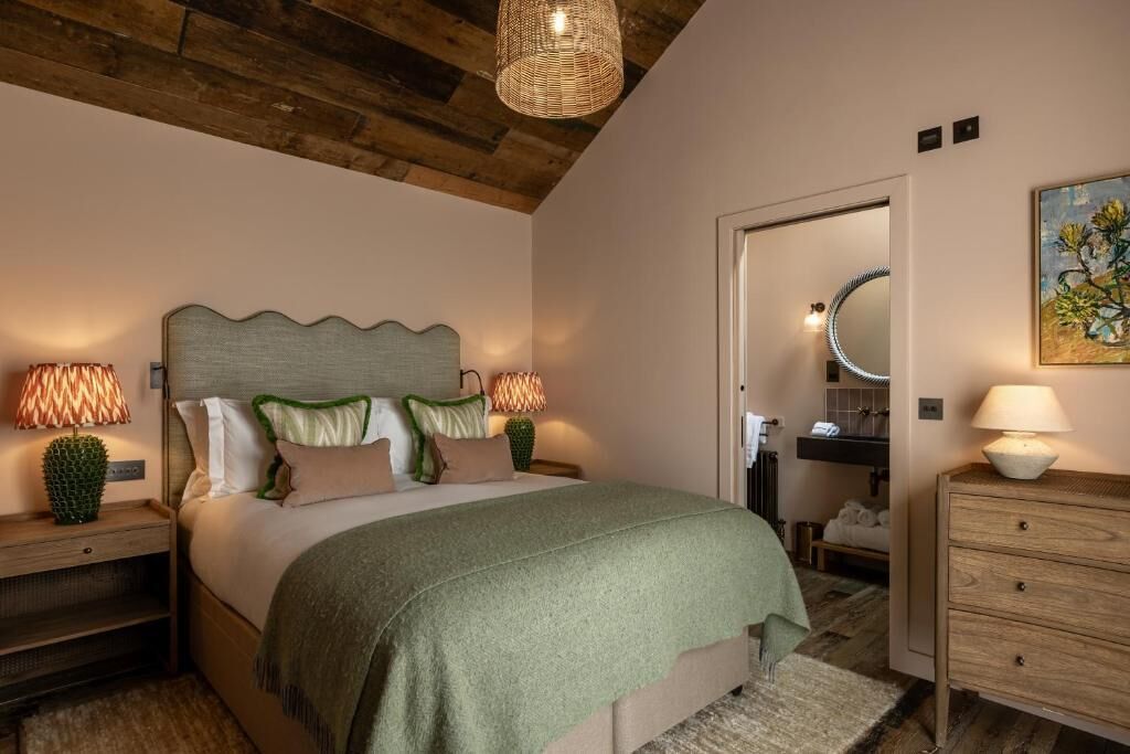 In-room safe, iron/ironing board, free WiFi