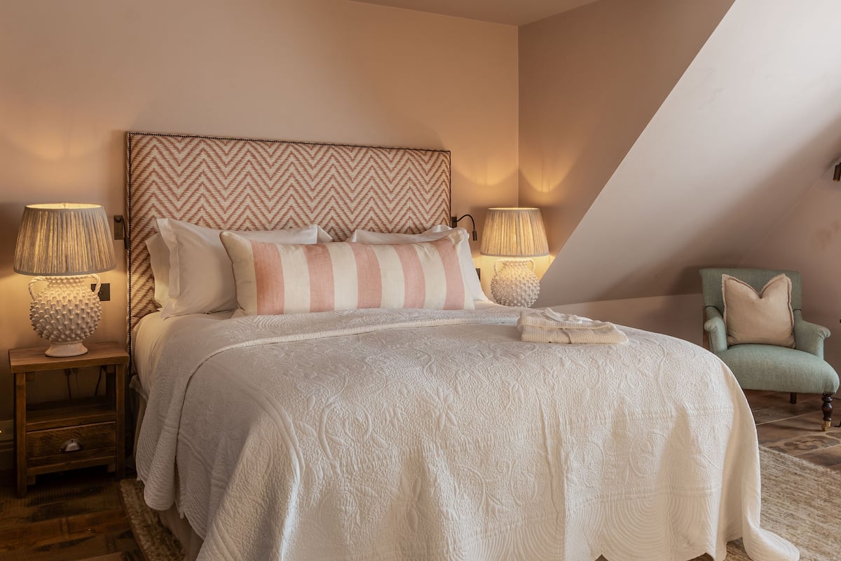 Suite – premium, sjøutsikt | Safe på rommet, strykejern/-brett og wi-fi (inkludert)