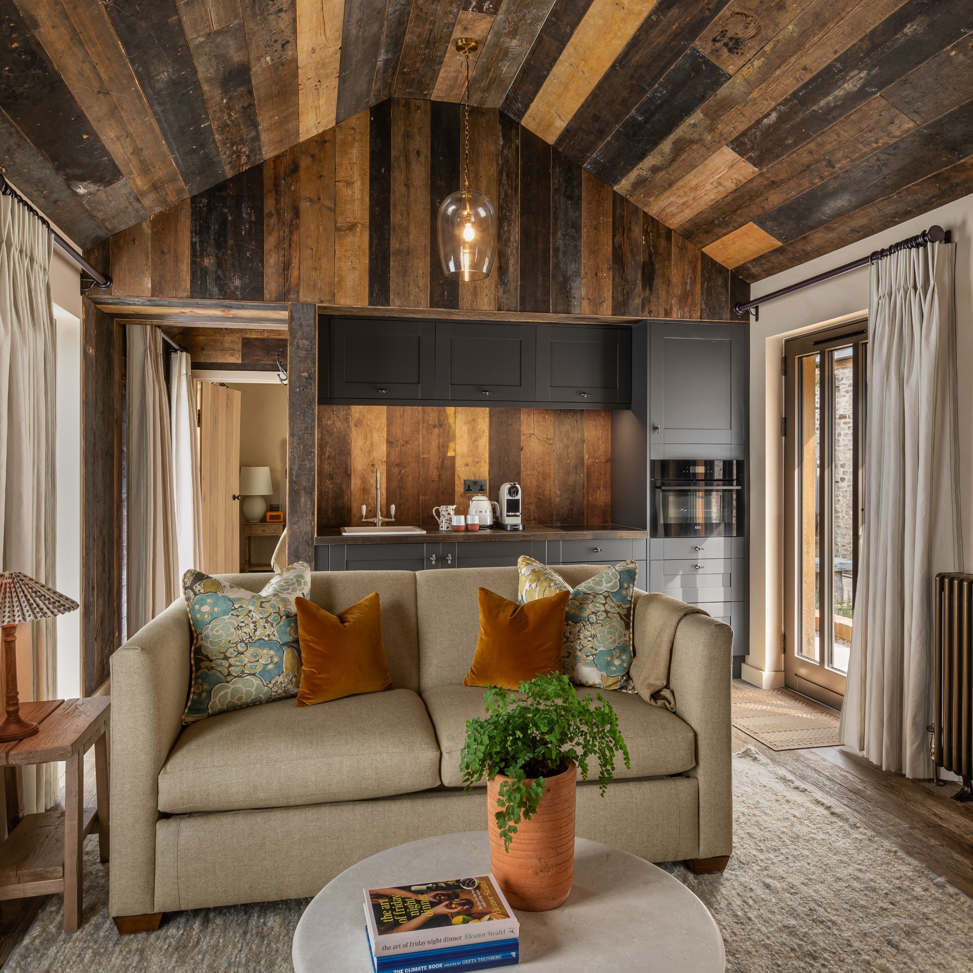 Leilighet, terrasse, hageutsikt | Oppholdsområde | Bordtennis og bøker