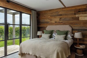 Apartamento, patio, vistas al mar | Caja fuerte, tabla de planchar con plancha, wifi gratis