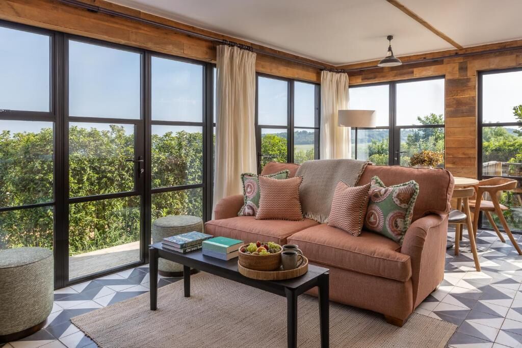 Leilighet, terrasse, sjøutsikt | Oppholdsområde | Bordtennis og bøker