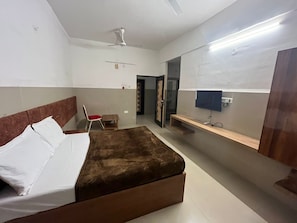 Desk, laptop workspace, soundproofing, iron/ironing board - HOTEL CRAZY HOME AND RESORT (Jalgaon)