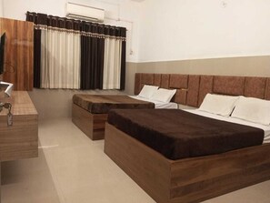 Desk, laptop workspace, soundproofing, iron/ironing board - HOTEL CRAZY HOME AND RESORT (Jalgaon)