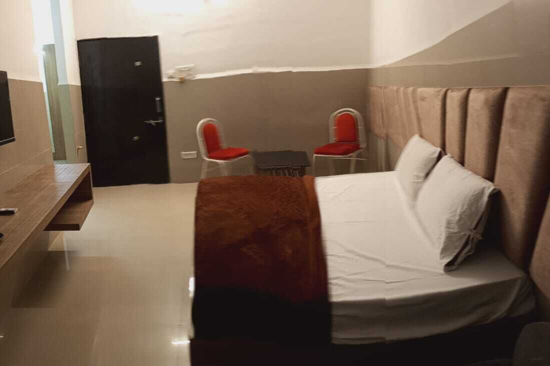 Dobbeltrom – deluxe, byutsikt | Skrivebord, skrivebord for bærbar PC, lydisolert og strykejern/-brett