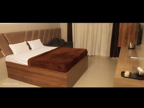 Chambre Double Deluxe, vue ville | Bureau, espace de travail pour ordinateur portable