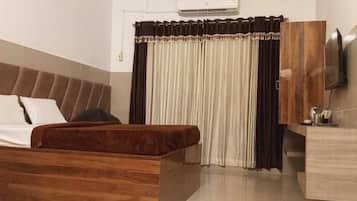 Deluxe Double Room, City View | Desk, laptop workspace, soundproofing, iron/ironing board