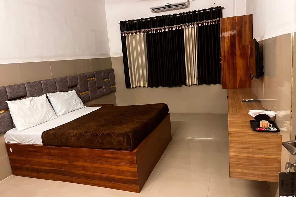 Desk, laptop workspace, soundproofing, iron/ironing board