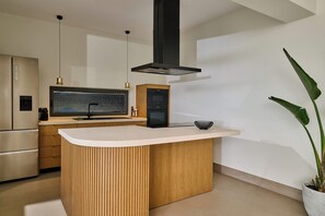 Private kitchen - Theasis Suites, Sitia by Comfortbnb (Roussa Ekklisia)