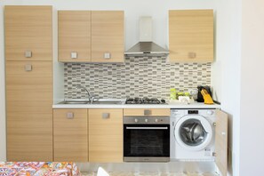Frigorífico, horno, placa de cocina y utensilios de cocina