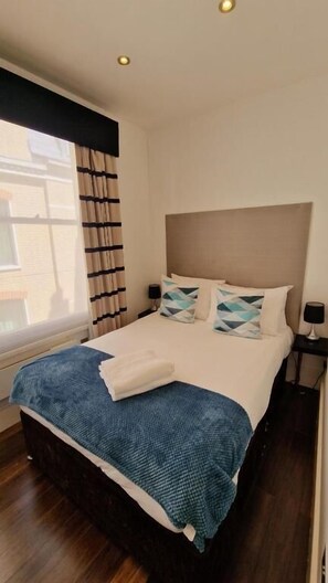 Apartment, 2 Bedrooms | Blackout drapes, free WiFi - Clockwork Stay (London)