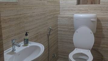 Een badkamer met een wastafel, toilet en douche.